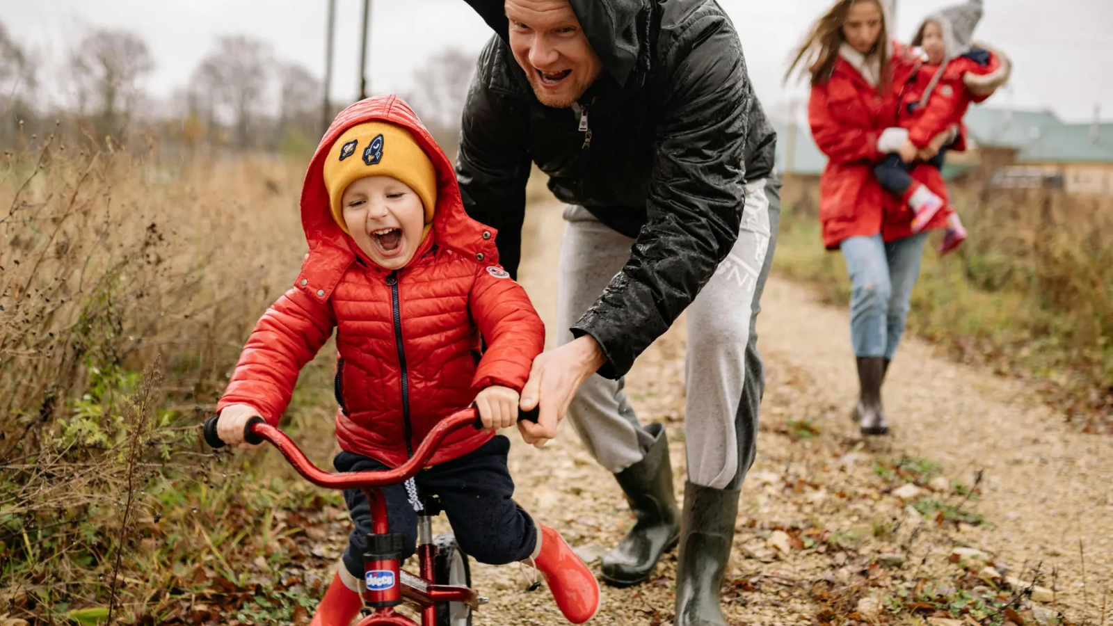 Un niño con su padre aprendiendo a andar en bicicleta. Biciletasusadas.com